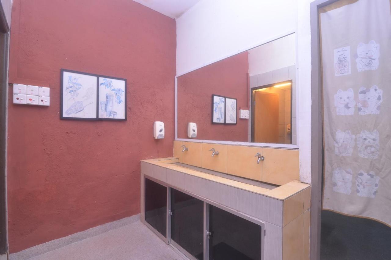 Spot On 89886 Backpacker'S Stay Services Kuching Exterior foto